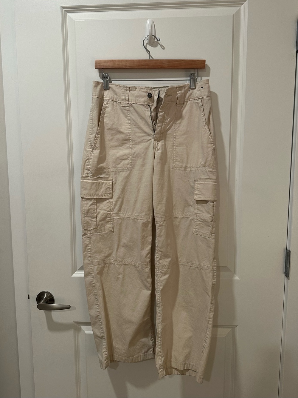 Hollister women’s Light Beige Cargo Pants with Patch Pockets size 26S